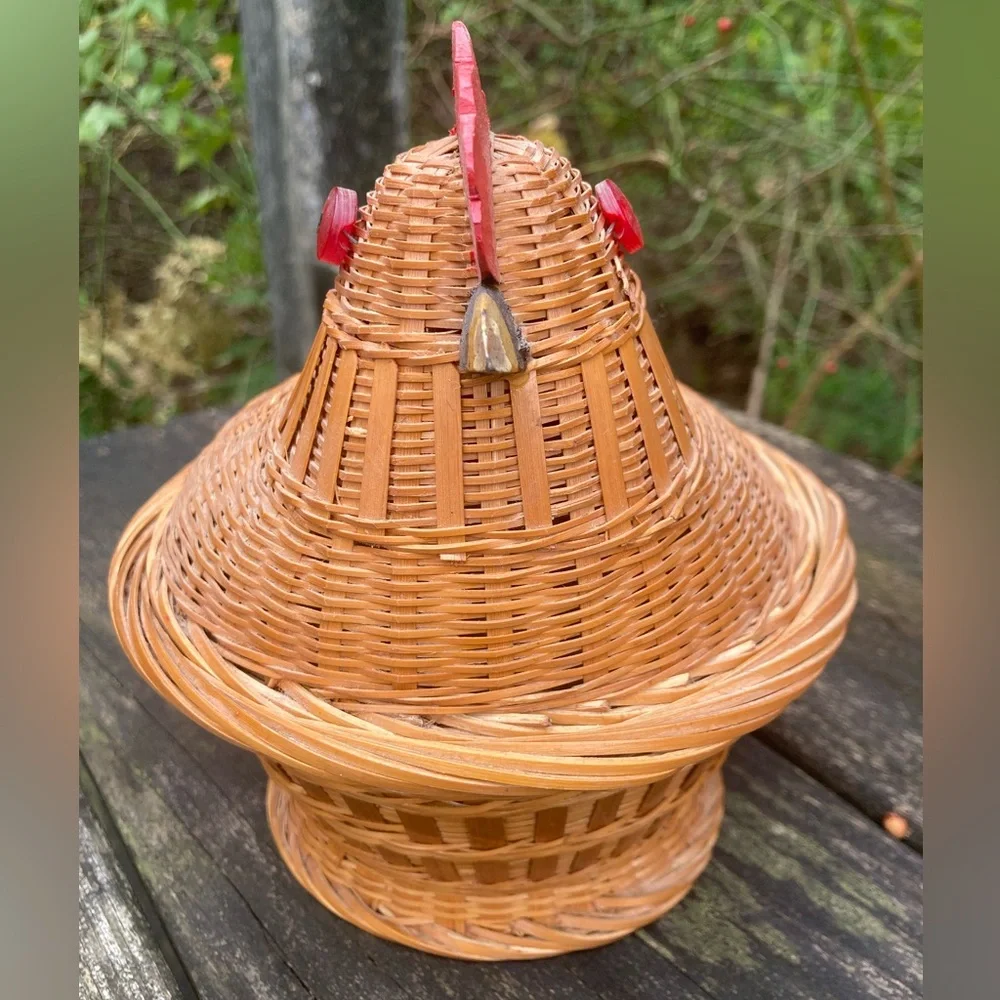 Vintage Wicker Chicken Hen Lidded Basket! (6.5
